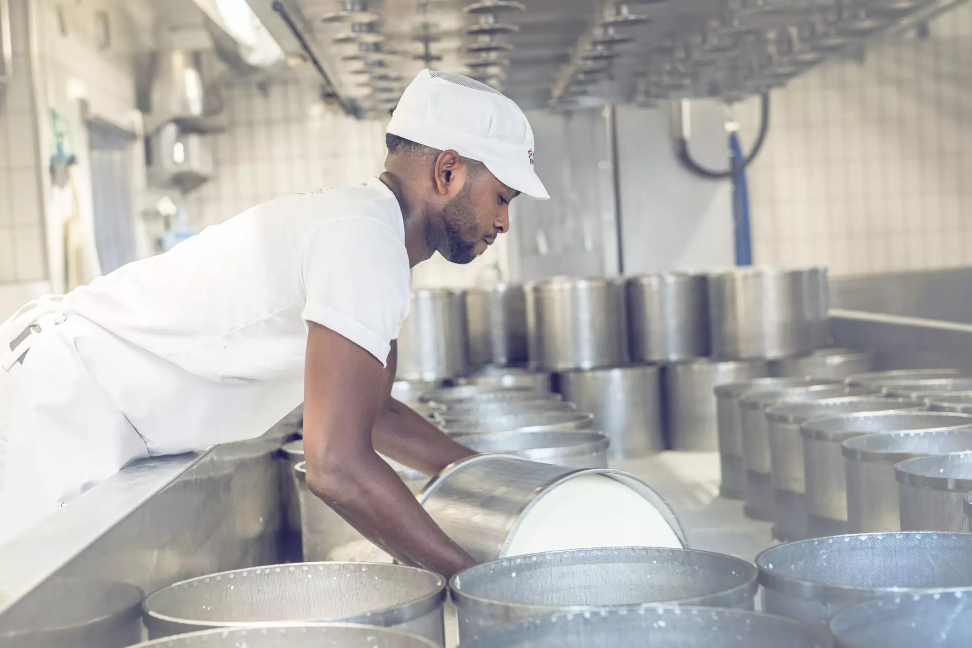 apprenti fromager retournant des fromages
