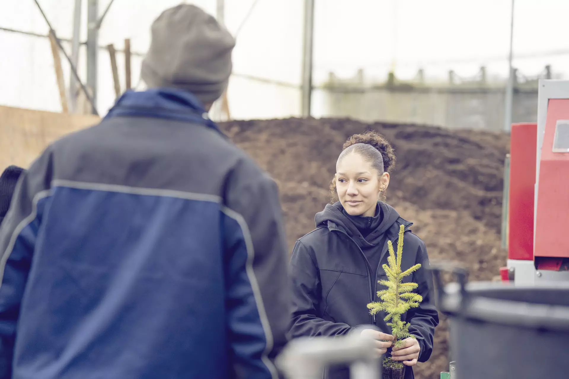 Apprentie paysagiste avec son formateur sourire