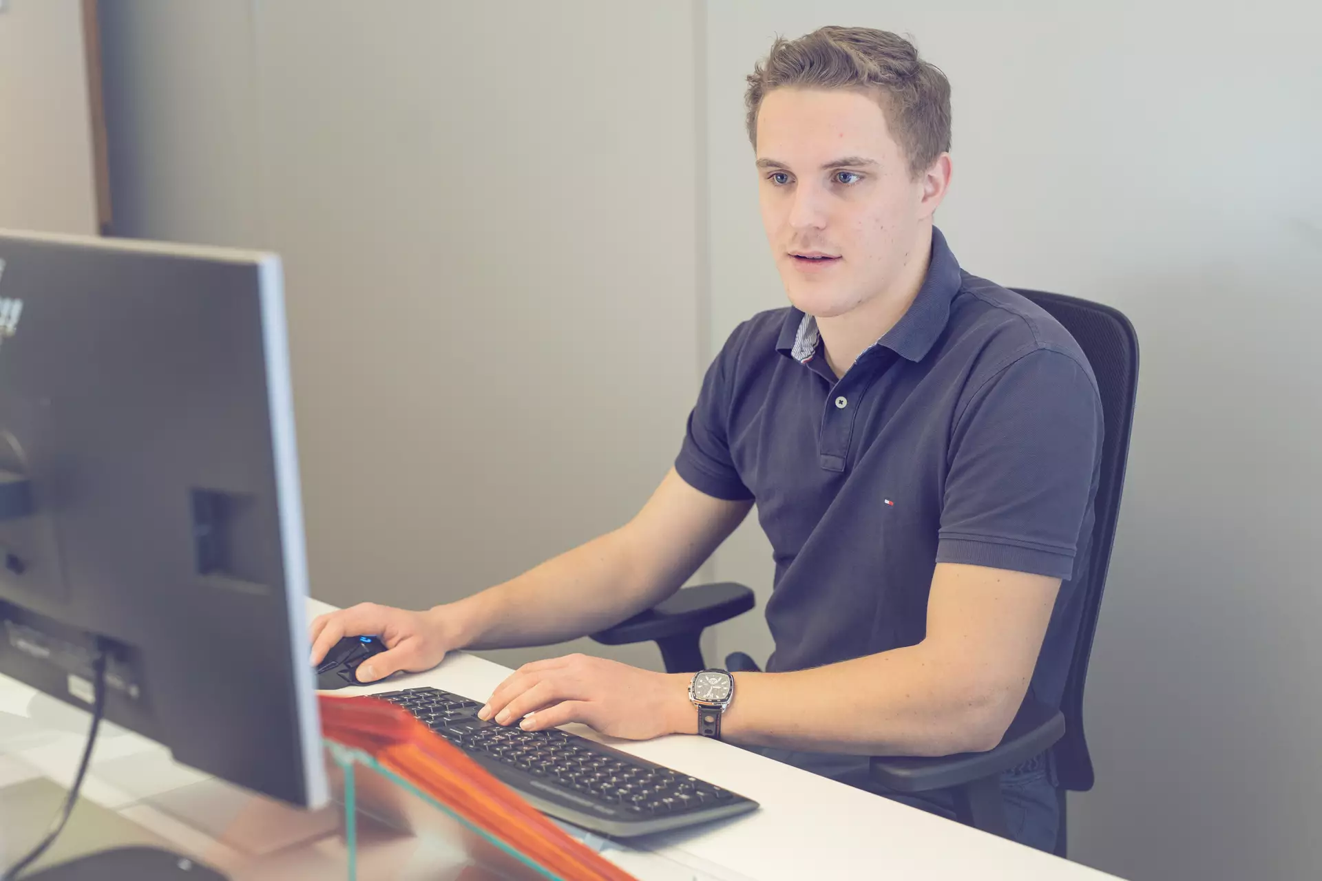 employé de commerce tapant à l'ordinateur