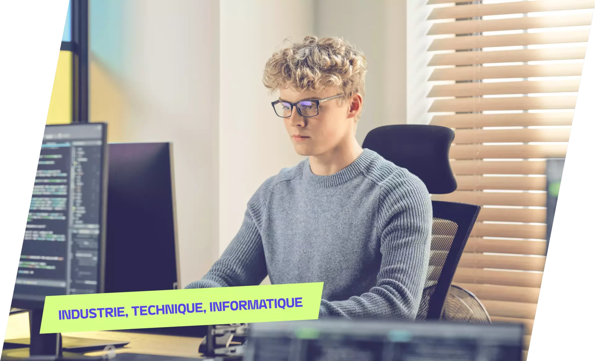 un jeune devant son ordinateur