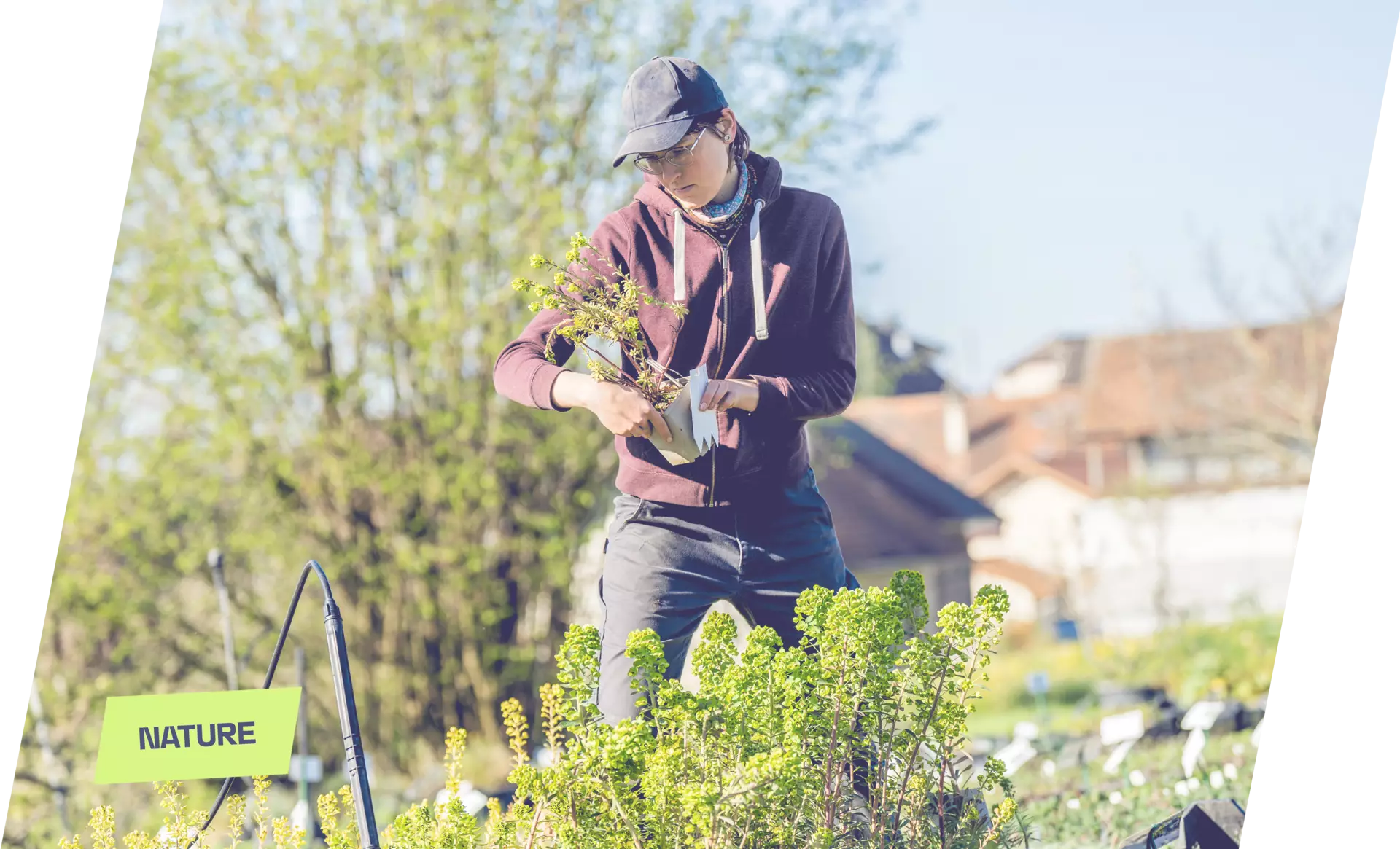 Horticultrice dans une pépinière en train de prendre des notes
