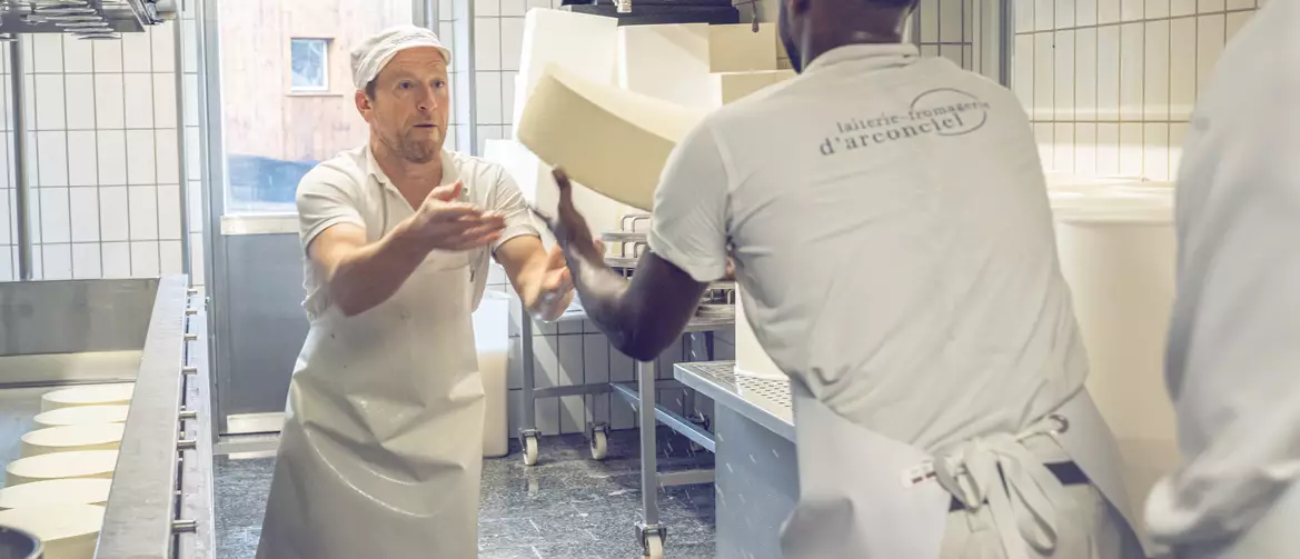 formateur lançant un fromage à son apprenti