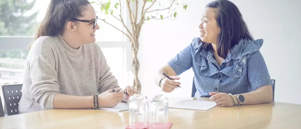apprentie employée de commerce en séance avec sa formatrice