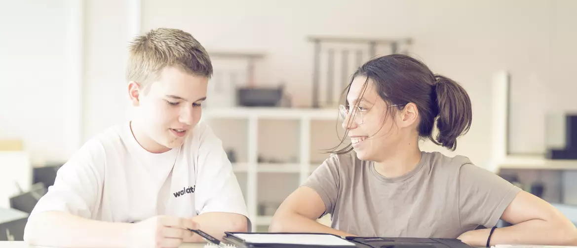 deux apprentis discutant tout sourire