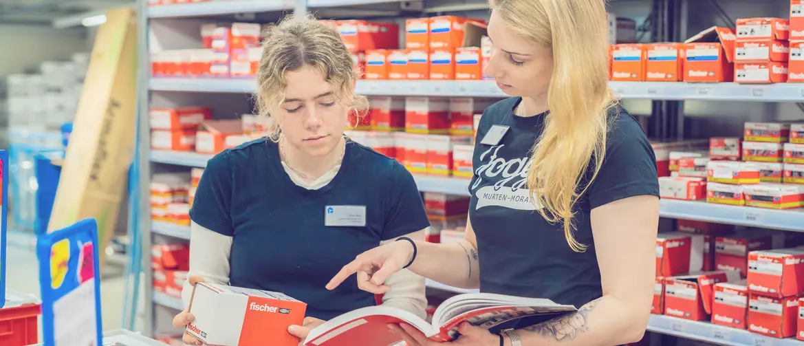 Apprentie gestionnaire avec sa formatrice en train d'échanger