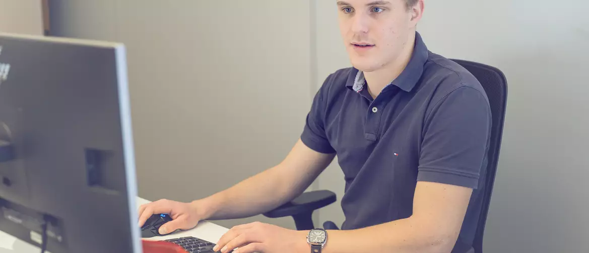 employé de commerce tapant à l'ordinateur